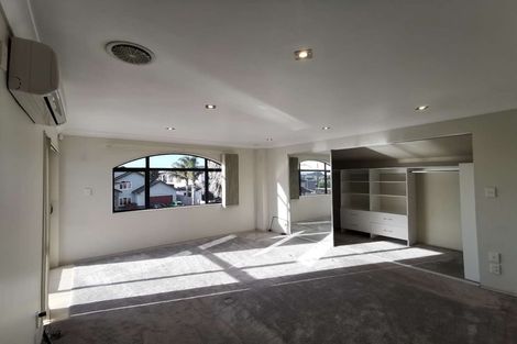 Photo of property in 46 Waimanu Bay Drive, Te Atatu Peninsula, Auckland, 0610