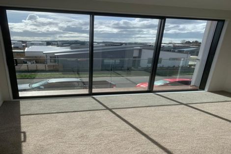 Photo of property in 28 Parahau Road, Papakura, 2110