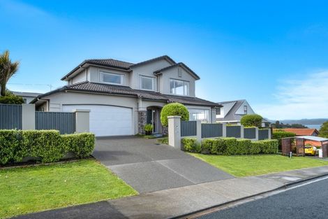 Photo of property in 2 Oakpark Place, West Harbour, Auckland, 0618