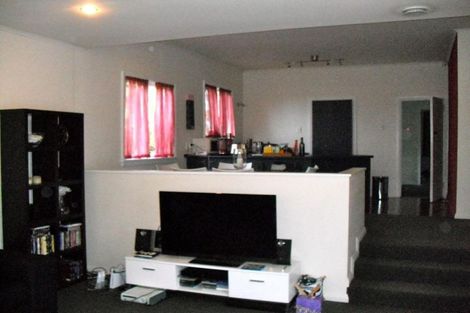 Photo of property in 32 Tirimoana Road, Te Atatu South, Auckland, 0602