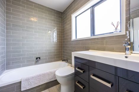 Photo of property in 1/66 Browns Bay Road, Rothesay Bay, Auckland, 0630