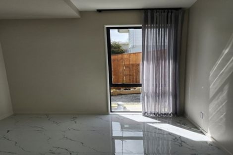 Photo of property in 22b Totaravale Drive, Totara Vale, Auckland, 0629