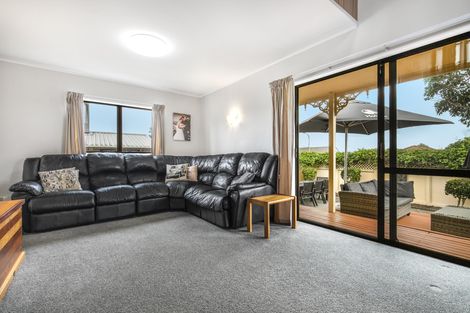 Photo of property in 14 Hadley Wood Drive, Wattle Downs, Auckland, 2103