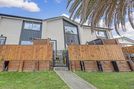 Photo of property in 2/24 Kelwyn Road, Kelston, Auckland, 0602