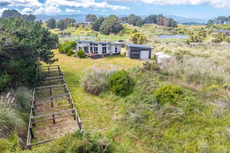 Photo of property in 32 Reay Mackay Grove, Waikawa Beach, Manakau, 5573