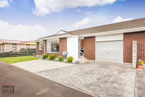 Photo of property in 4 Chertsey Court, Roslyn, Palmerston North, 4414