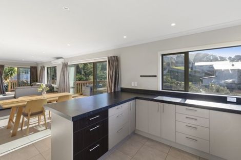 Photo of property in 5 Mcewen Crescent, Riverstone Terraces, Upper Hutt, 5018