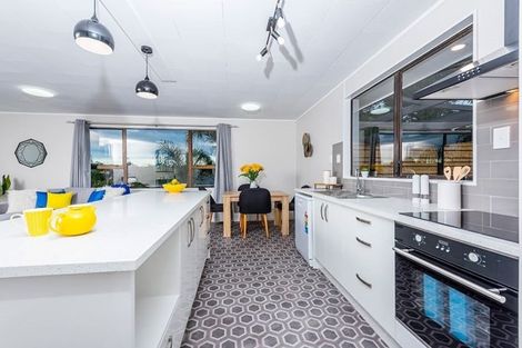 Photo of property in 4 Kayle Glen, West Harbour, Auckland, 0618