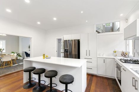 Photo of property in 15 Lower North Terrace, Kelburn, Wellington, 6012