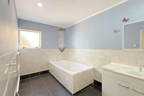 Photo of property in 79 Wairere Road, The Gardens, Auckland, 2105