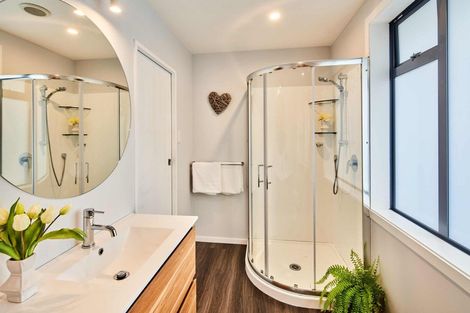 Photo of property in 15 Tirowhanga Road, Paremata, Porirua, 5024