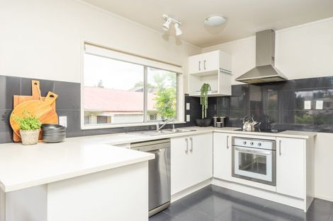 Photo of property in 2/218 East Coast Road, Forrest Hill, Auckland, 0620