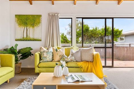 Photo of property in 2a Rixon Place, Te Atatu Peninsula, Auckland, 0610