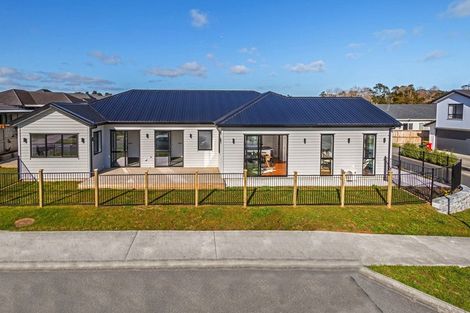 Photo of property in 11 Lewis Younie Road, Kumeu, 0810