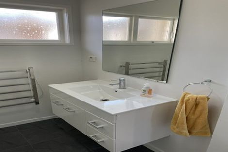 Photo of property in 1/8 Waikaremoana Place, Pakuranga Heights, Auckland, 2010