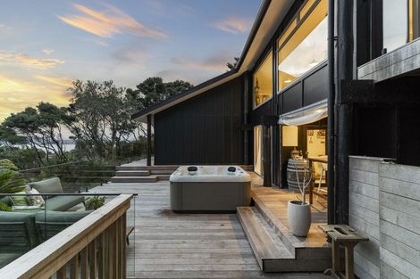 Photo of property in 2/106 Island Bay Road, Beach Haven, Auckland, 0626