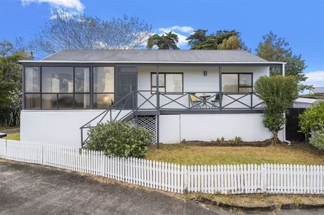 Photo of property in 2/23 Flaunty Place, West Harbour, Auckland, 0618