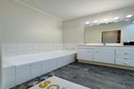 Photo of property in 7 Golf Road, New Lynn, Auckland, 0600