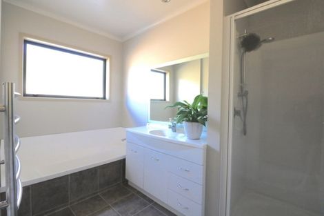 Photo of property in 136 Stratford Drive, Cable Bay, 0420