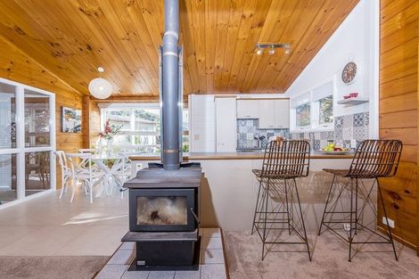 Photo of property in 18 Easter Parade, Glen Eden, Auckland, 0602