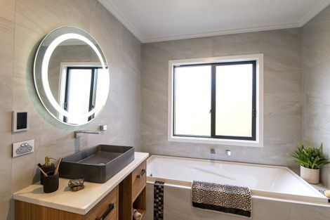 Photo of property in 10a Queenwood Road, Levin, 5510