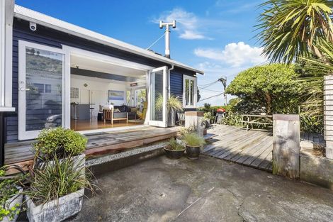 Photo of property in 16 Beach Street, Island Bay, Wellington, 6023