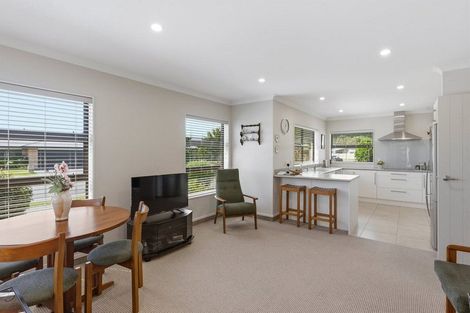 Photo of property in 2 Pearson Place, Paraparaumu, 5032