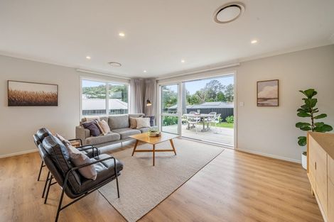Photo of property in 15 Rewarewa Way, Timberlea, Upper Hutt, 5018