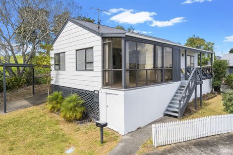 Photo of property in 2/23 Flaunty Place, West Harbour, Auckland, 0618