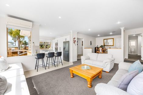 Photo of property in 30 Vermeer Place, West Harbour, Auckland, 0618