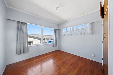 Photo of property in 3 Halberg Street, Papakura, 2110