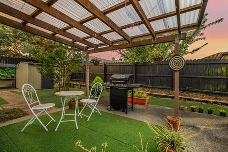 Photo of property in 32 Randwick Place, Randwick Park, Auckland, 2105