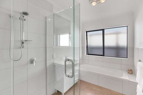 Photo of property in 4 Barry Curtis Place, Levin, 5510