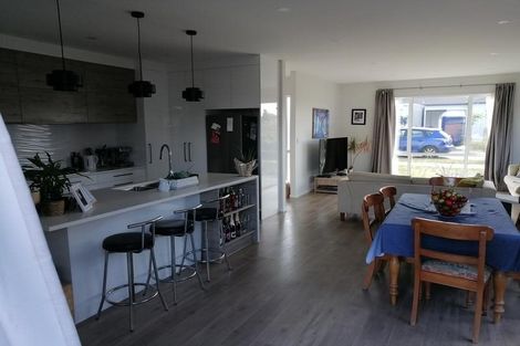 Photo of property in 16 Ropere Street, Kumeu, 0810