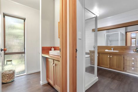 Photo of property in 9 Longfellow Parade, Glen Eden, Auckland, 0604