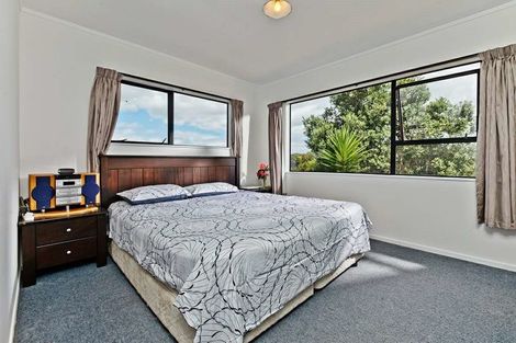 Photo of property in 1/1 Cheval Drive, Totara Vale, Auckland, 0629