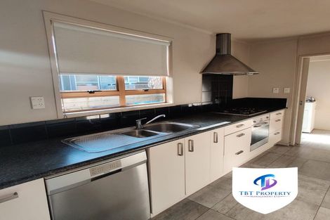 Photo of property in 2/41 Challen Close, Conifer Grove, Takanini, 2112