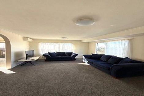 Photo of property in 261 Wairau Road, Totara Vale, Auckland, 0627