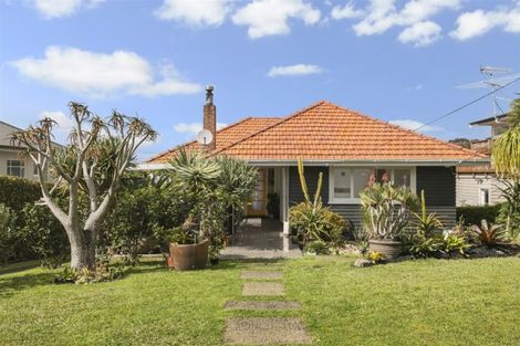 Photo of property in 26 Peter Terrace, Castor Bay, Auckland, 0620