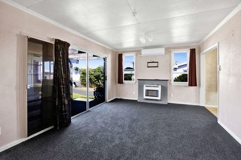 Photo of property in 6 Buchanan Place, Hawera, 4610
