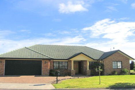 Photo of property in 1 Magilligan Close, East Tamaki Heights, Auckland, 2016