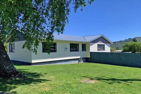 Photo of property in 1 Monarch Grove, Maoribank, Upper Hutt, 5018