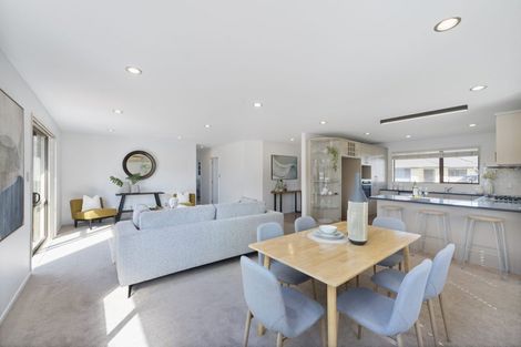 Photo of property in 33 South Kensington Way, Henderson, Auckland, 0612