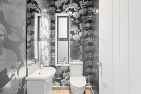 Photo of property in 16 Harbour View Heights, Picton, 7220