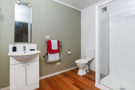 Photo of property in 6 Tasman Avenue, Henderson Valley, Auckland, 0614