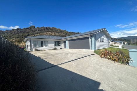 Photo of property in 17 Barry Groucott Grove, Wainuiomata, Lower Hutt, 5014