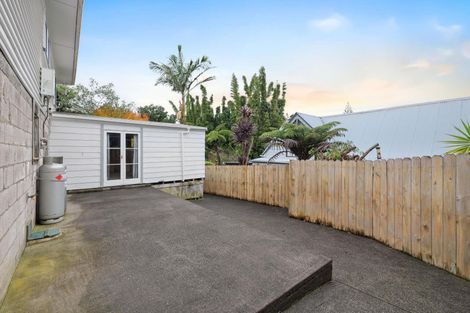 Photo of property in 16 Sylvan Crescent, Te Atatu South, Auckland, 0610