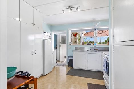 Photo of property in 70 Buscomb Avenue, Henderson, Auckland, 0610