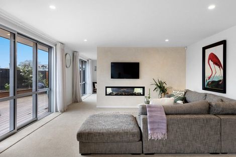 Photo of property in 8 Irvines Track, Halswell, Christchurch, 8025