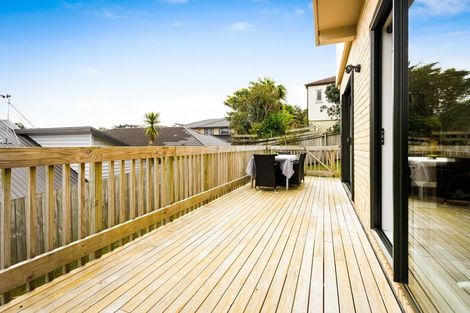 Photo of property in 40 Rising Parade, Fairview Heights, Auckland, 0632